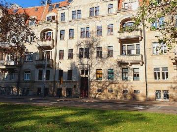 Individuelle Dachgeschosswohnung mit groÃem Balkon und herrlichem Blick!