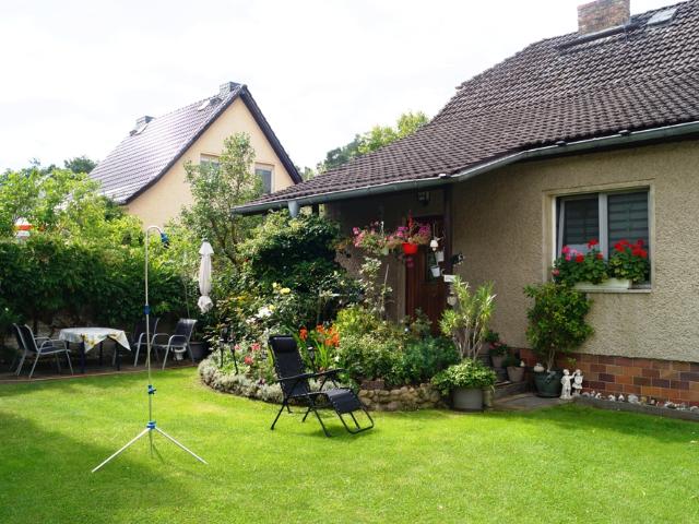 Individuelle Nutzungsperspektiven: Einfamilienhaus und Nebengelass mit großem Garten in Langewahl