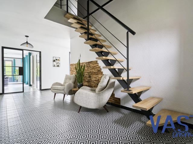 Individuelle sans copro / 5 chambres / Garages / Piscine