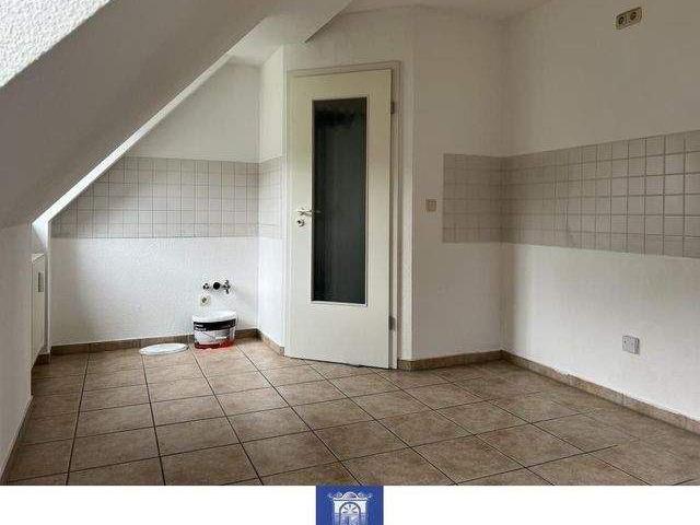 Individuelle und geräumige Dachwohnung! Tageslichtbad mit Wanne und Dusche!