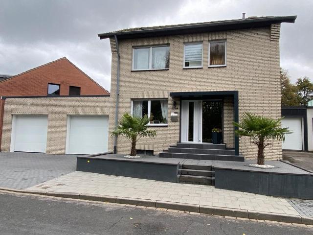Individuelles Ein Zwei Familienhaus