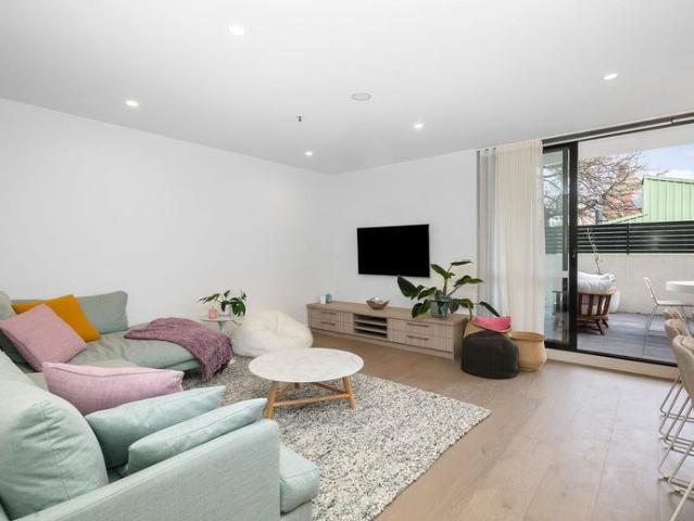 Indoor Outdoor Living in Kew Fully Furnished