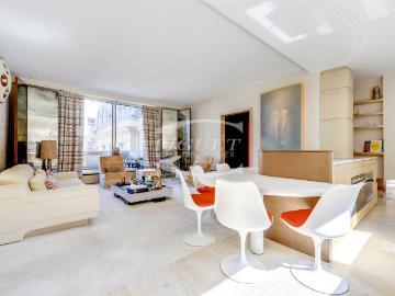 INEDIT SITUE AU COEUR DU PRESTIGIEUX TRIANGLE VARENNE– GRENELLE – SEVRESCatherine PiguetAlma Immobilier