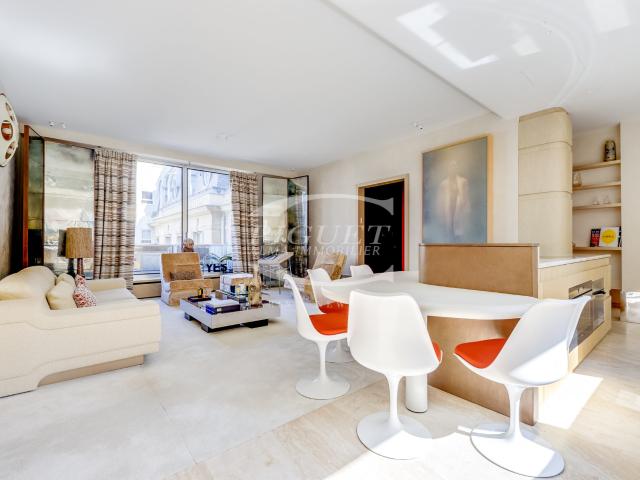 INEDIT SITUE AU COEUR DU PRESTIGIEUX TRIANGLE VARENNE– GRENELLES – SEVRES METRO RUE DU BAC,Catherine PiguetAlma Immobilier