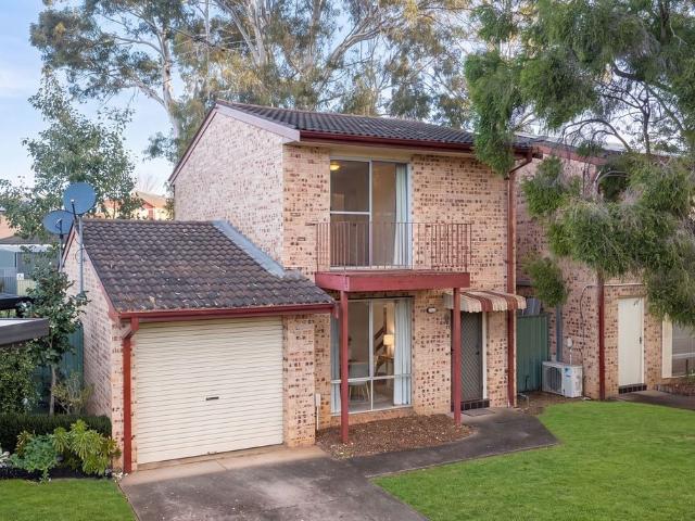 Ingleburn, 2/11 Koala Avenue