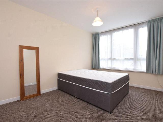 Ingledew Court, Leeds, West Yorkshire 1 bed apartment to rent £750 pcm £173 pw