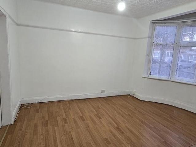 Inglehurst Gardens, Ilford, IG4 5HA 3 bed flat to rent £2,100 pcm £485 pw