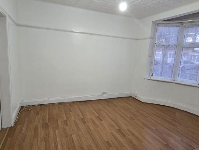 Inglehurst Gardens, Ilford IG4, 3 bed flat to rent, £2,100 pcm | PrimeLocation