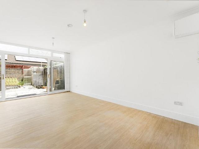 Inglesham Walk, Hackney 4 bed bungalow to rent £4,400 pcm £1,015 pw
