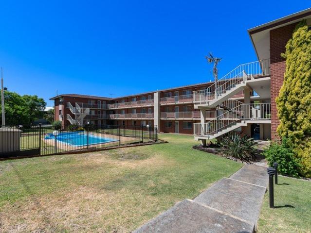 Inglewood Border | 1st floor end unit