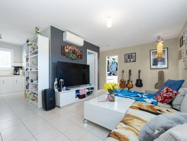 Inglewood Border | 1st floor end unit