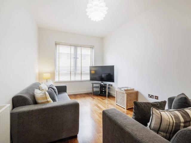 Ingram Street, Glasgow, G1 1 bed flat to rent £1,250 pcm £288 pw