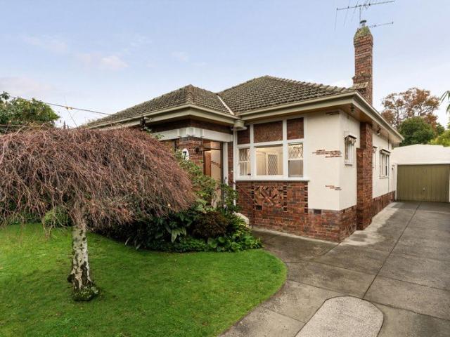 Instant Charm in the Idyllic Golf Links Estate