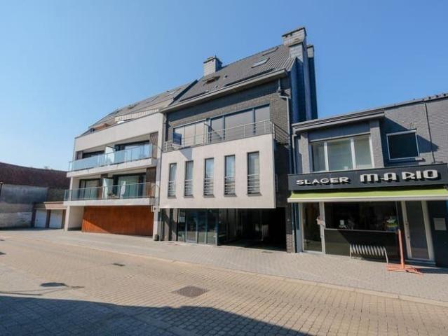 Instapklaar 1 slaapkamerappartement met ondergrondse staa.