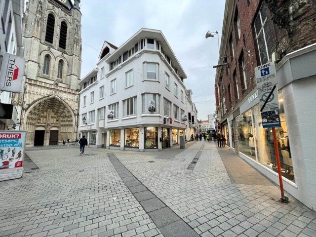 Instapklaar 2 slaapkamer appartement in hartje Kortrijk!
