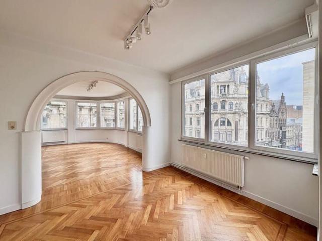 Instapklaar 2 slaapkamerappartement met zijzicht op de Meir