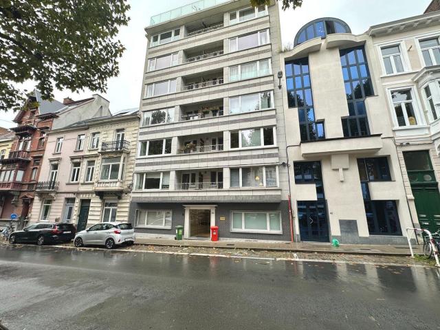 Instapklaar 2 slpk appartement nabij Sint Pietersstation!