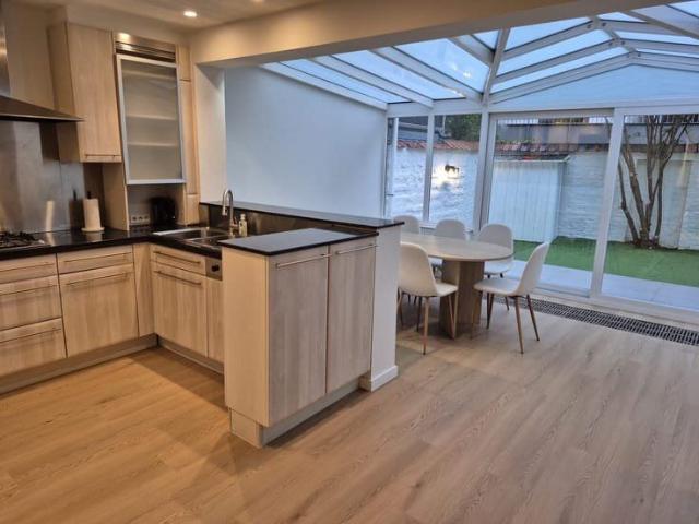 Instapklaar 3 slaapkamer appartement met veranda en tuin