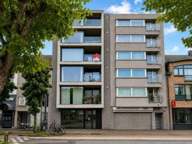 Instapklaar tweeslaapkamerappartement op de Grote Markt