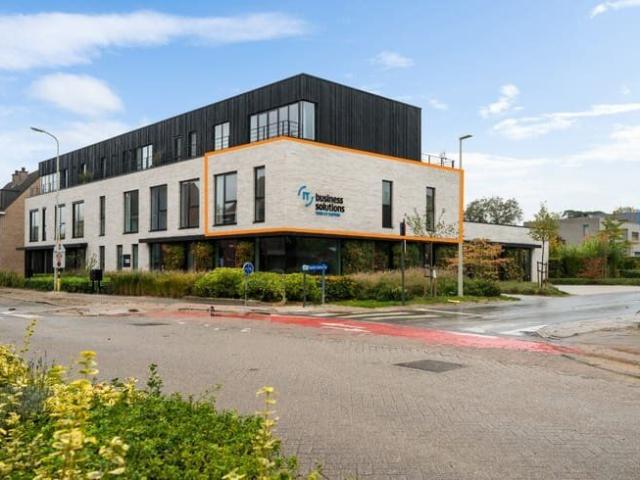 Instapklaar app. op 1ste verd. met 2 slpk terras en aut.