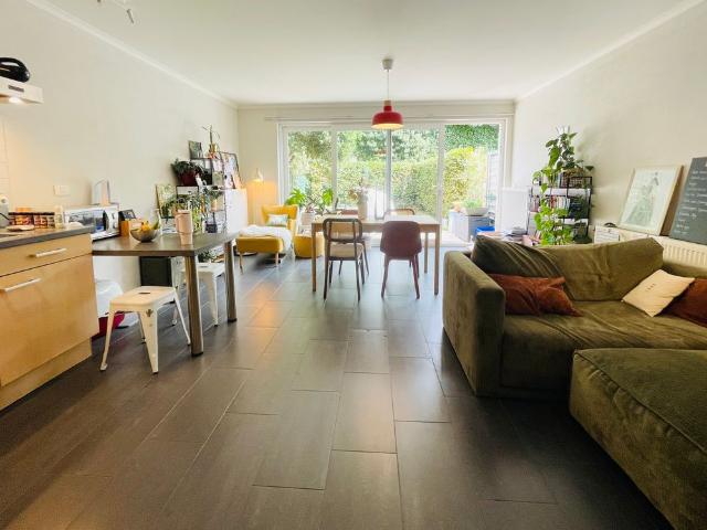 Instapklaar appartement in rustige woonwijk met een terras en tuin, vlakbij Gent centrum en Bourgoyen