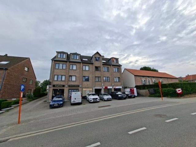 Instapklaar appartement met 2 slaapkamers, berging & parking