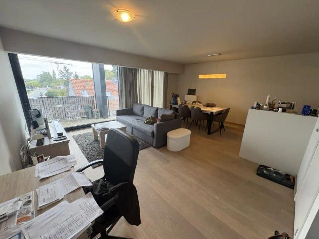 Instapklaar appartement met 2 slaapkamers, garage en 2 terrassen in hartje Waregem!