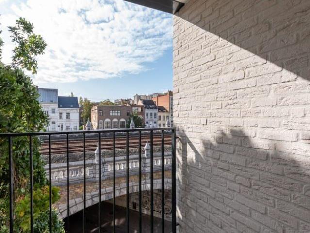 Instapklaar appartement met terras nabij de Dageraadplaats
