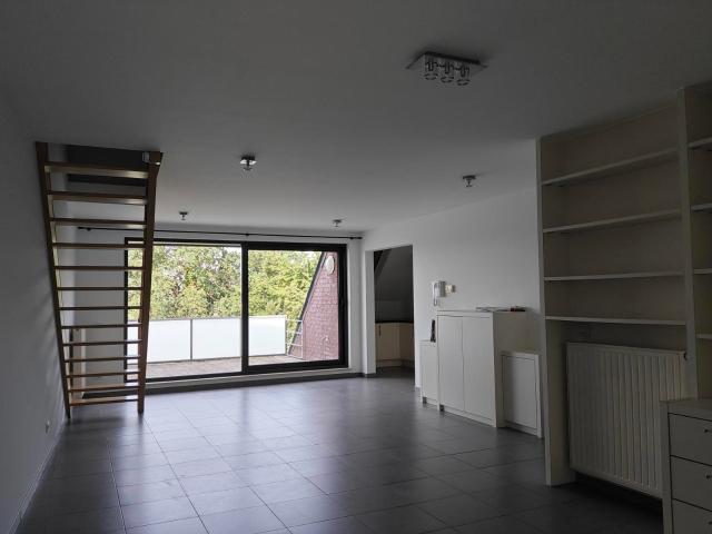 Instapklaar appartement met terras en autostaanplaats te huur!