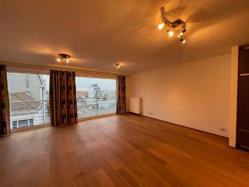 Instapklaar appartement met twee slaapkamers en terras gelegen op het Stationsplein. Op het vierde verdiep in een gebouw met lift