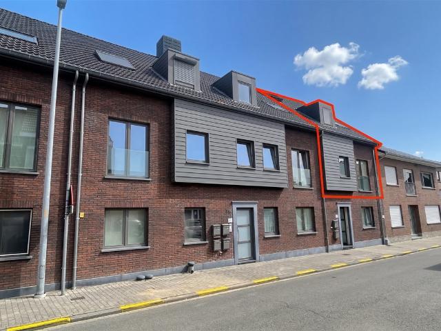 Instapklaar duplex 3 K appt met terras, garage en kelder!
