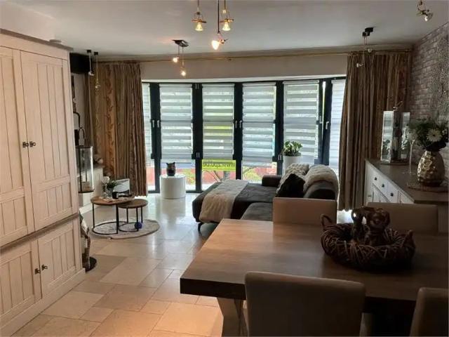 Instapklaar duplex appartement met terras en tuintje in het centrum – geen gemeenschappelijke kosten