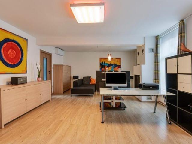 INSTAPKLAAR DUPLEX APPARTEMENT MET 3 SLAAPKAMERS, POLYVAN.