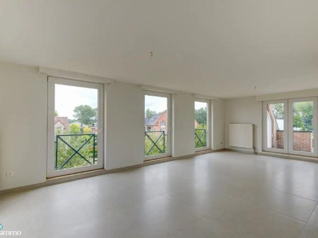 INSTAPKLAAR DUPLEXAPPARTEMENT MET 2 SLAAPKAMERS EN GARAGE NABIJ HET CENTRUM VAN BILZEN