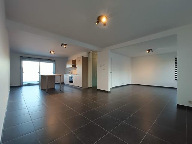 Instapklaar duplexappartement met 2 slpk, terras, garage & 2 parkeerplaatsen te huur in Bilzen