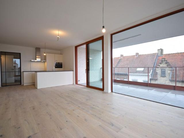 INSTAPKLAAR EEN SLAAPKAMER APPARTEMENT MET PARKEERPLAATS EN BERGING