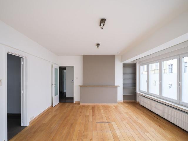 Instapklaar en verniewd appartement met 2 slaapkamers, in een groene fietsstraat in hartje Gent!