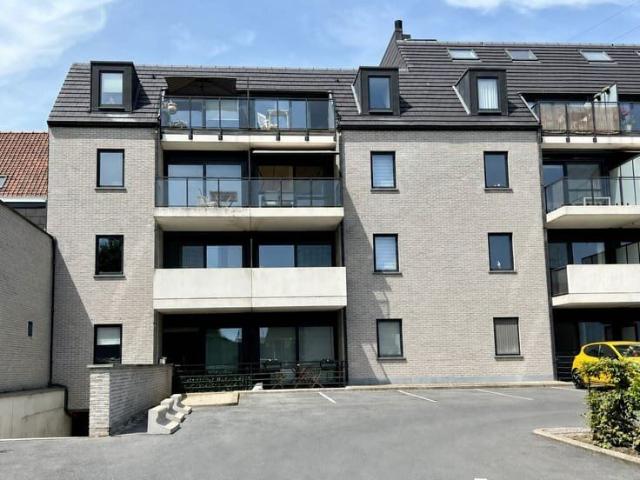 Instapklaar en modern appartement met ondergrondse autostaan
