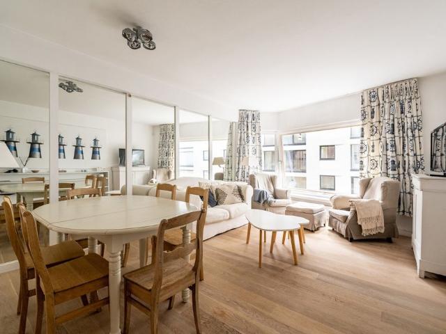 Instapklaar gemeubeld appartement met lateraal zeezicht in het Zoute