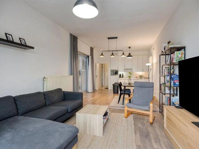 Instapklaar gemeubeld gelijkvloers appartement met tuin nabij het centrum van Edegem