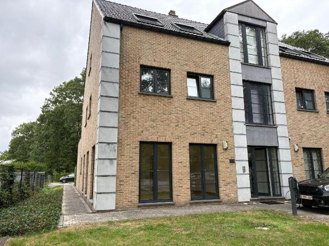 Instapklaar gelijkvloers 2 slpk app met garage in Hasselt