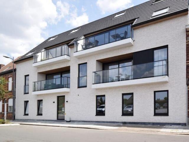 INSTAPKLAAR GELIJKVLOERS APPARTEMENT