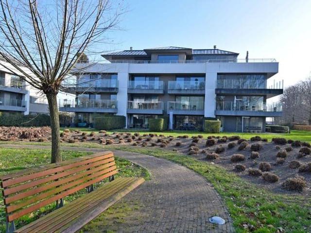 INSTAPKLAAR GELIJKVLOERS APPARTEMENT MET ZONNIGE TUIN EN GA
