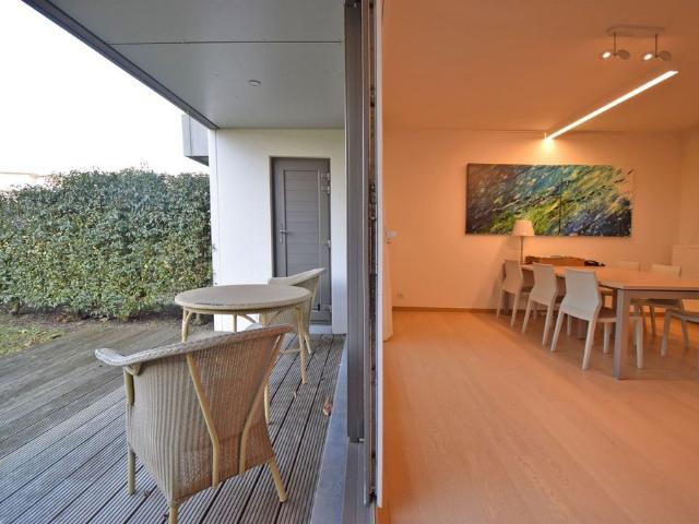 INSTAPKLAAR GELIJKVLOERS APPARTEMENT MET ZONNIGE TUIN EN GARAGE