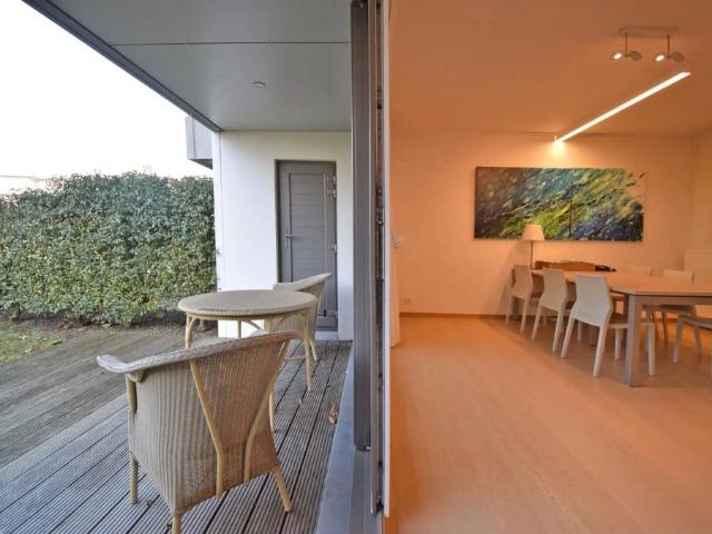 INSTAPKLAAR GELIJKVLOERS APPARTEMENT MET ZONNIGE TUIN EN GARAGE