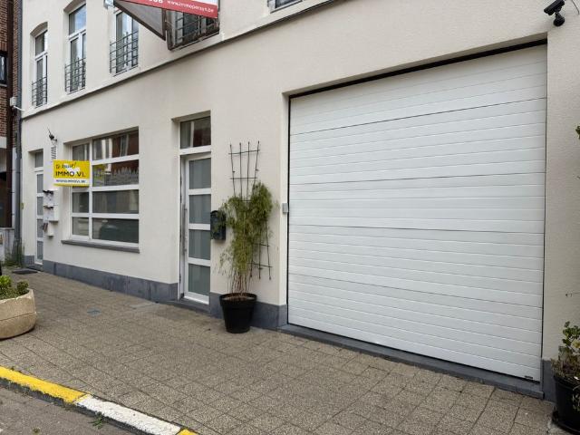 Instapklaar gelijkvloers appartement nabij het centrum met inpandige garage