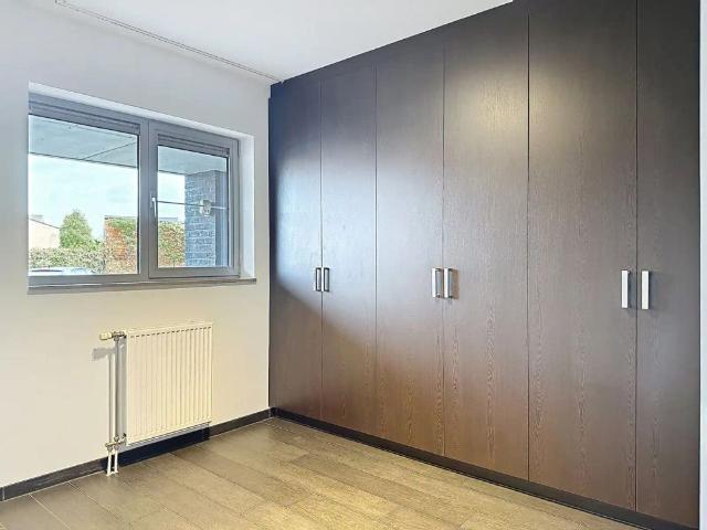 Instapklaar gelijkvloers met twee slaapkamers en ondergrondse staanplaats