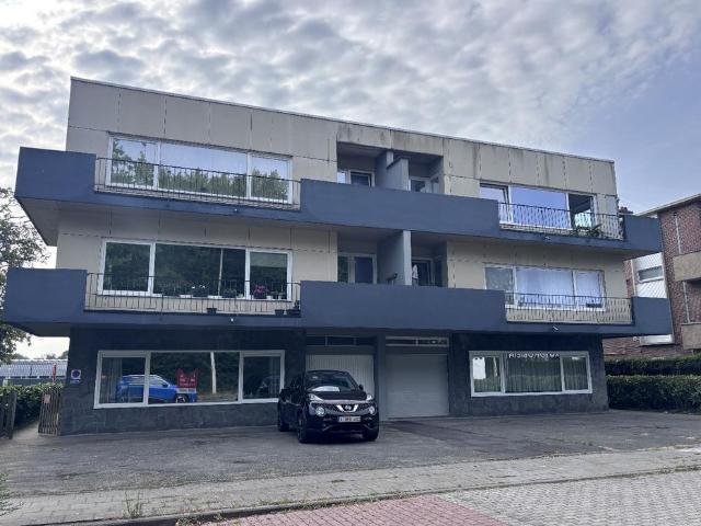 Instapklaar, gerenoveerd gelijkvloersappartement met 2 slaapkamers en garage