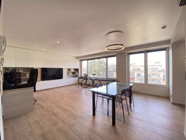 Instapklaar luxueus gerenoveerd 3 slaapkamer appartement met garage op toplocatie in Gent
