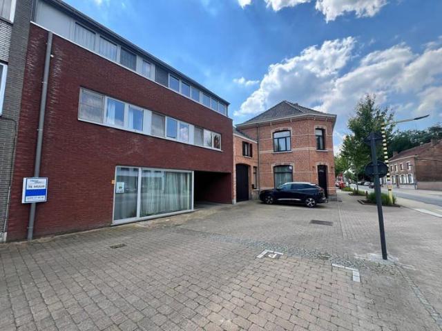 Instapklaar recent appartement met tuin en parking